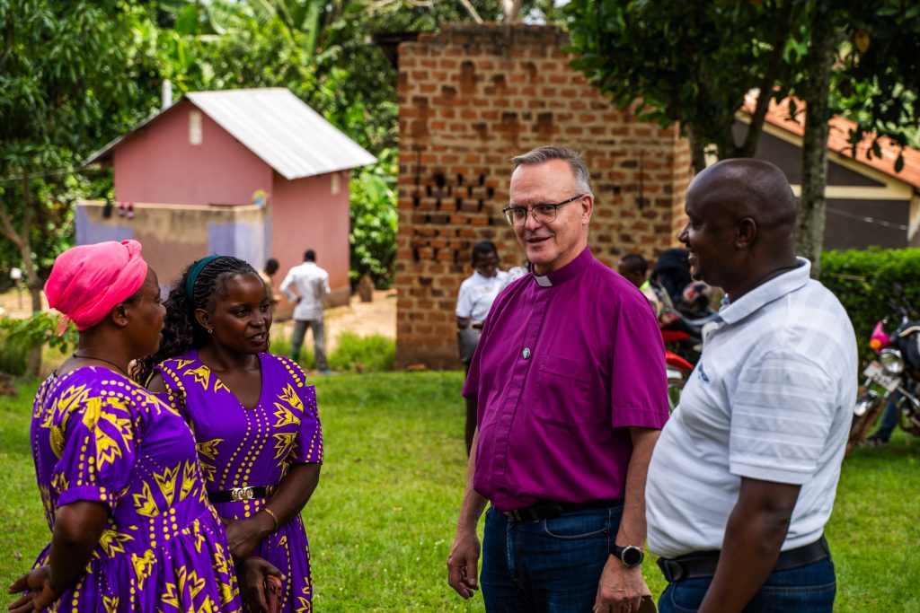 Kuvateksti/Uganda: Arkkipiispa Tapio Luoma tutustui Ugandan Mityanassa Naisten Pankin ja Kirkon Ulkomaanavun hankkeeseen, joka tukee naisten säästöryhmiä ja naisten yrittäjyyttä. Kuva: KUA / Björn Udd