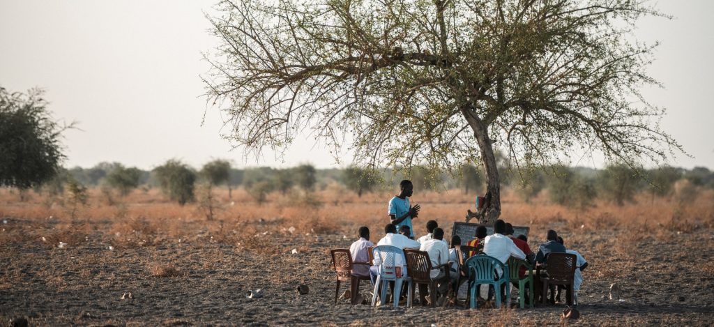 Koulua käydään puun alla Etelä-Sudanissa.