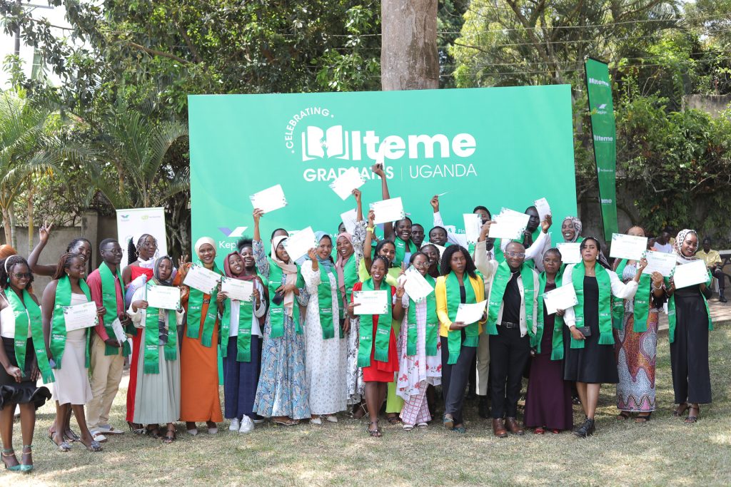 A group of students cheer while holding up their certificates. In the background is a green banner saying 'Iteme'. 